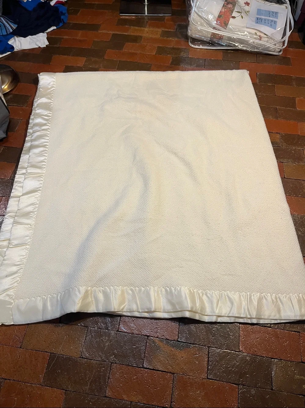 King size 105” X 97” buttery soft blanket with satin look edging 3379